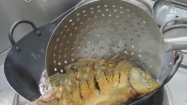 红烧鱼最正确的做法，很多人都不会，大厨详细分享技巧，收藏了