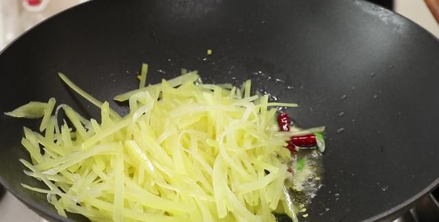 土豆丝怎样炒才能脆爽不粘锅？掌握这两个技巧就够了，简单又省事