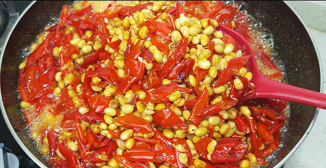 1斤黄豆，3斤辣椒，教你秘制“黄豆酱”做法，拌啥都好吃，太香了