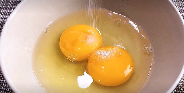 蒸水蛋用凉水还是热水？蒸几分钟合适？教你正确做法，出锅豆腐嫩