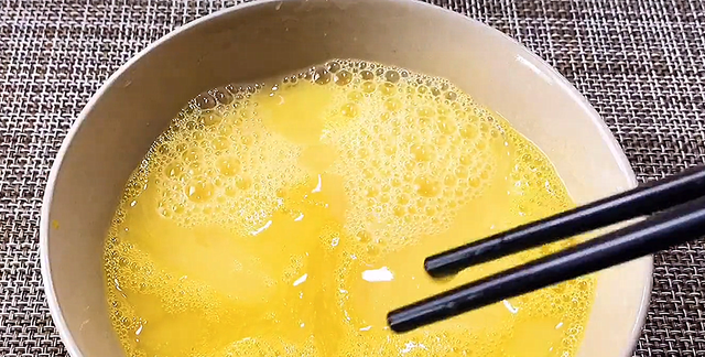 蒸水蛋用凉水还是热水？蒸几分钟合适？教你正确做法，出锅豆腐嫩