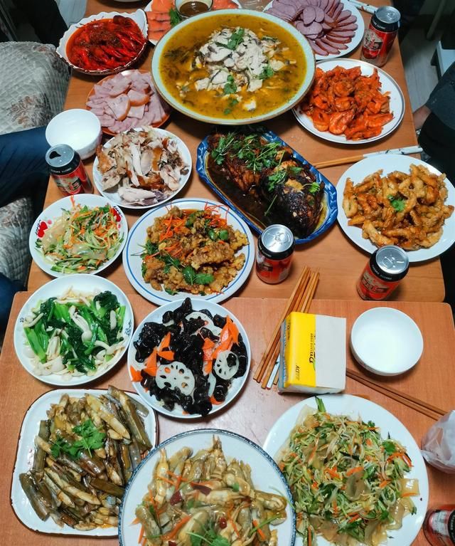 东北工薪族家宴，满满一桌子18个菜，吃的实惠，不比餐馆差
