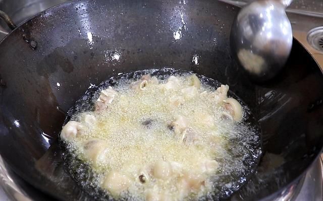 这才是砂锅炖猪蹄最好吃的家常做法，软烂入味肥而不腻，吃不过瘾