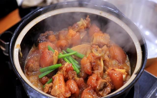 这才是砂锅炖猪蹄最好吃的家常做法，软烂入味肥而不腻，吃不过瘾