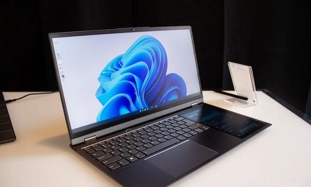 联想推出两个屏幕的笔记本电脑ThinkBook Plus Gen 3