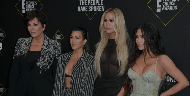 看看 Kardashian-Jenner 姐妹在皮革和豹纹外观中的完美搭配