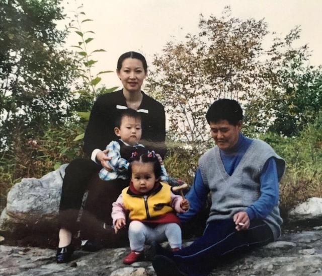赵本山的四个孩子：球球成网红，赵玉芳已嫁人，大儿子去世26年