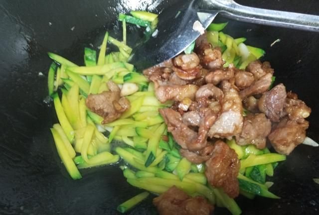 青南瓜炒肉片这样简单做，南瓜鲜嫩脆甜又下饭，营养丰富又开胃