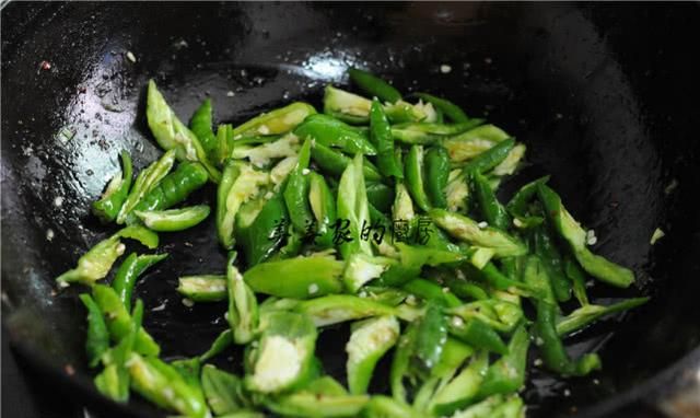 辣椒这样炒，清香扑鼻还不辣，把它当成青菜吃，补充维C去湿气！