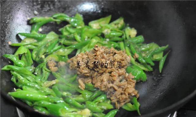 辣椒这样炒，清香扑鼻还不辣，把它当成青菜吃，补充维C去湿气！