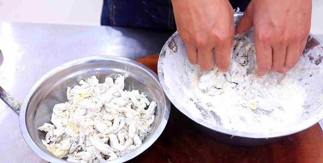 油炸小河虾的家常做法教程，简单实用，色泽金黄，焦酥可口味道香