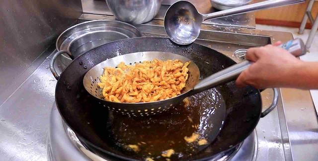 油炸小河虾的家常做法教程，简单实用，色泽金黄，焦酥可口味道香