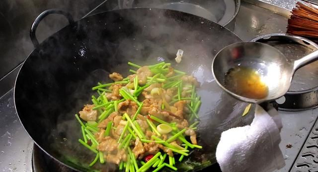 厨师长教你做蒜苔炒肉片，肉片肥而不腻，蒜苔鲜嫩不老