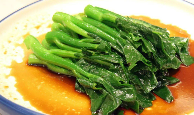 老广的炒青菜为啥好吃？大厨教你一招，出锅翠绿爽脆，给肉也不换
