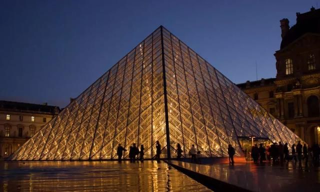 法国巴黎卢浮宫金字塔（改扩建工程） - 贝聿铭（I.M. Pei）