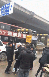 突发！武汉一双层大巴被限高架“削顶”，多名乘客受伤……