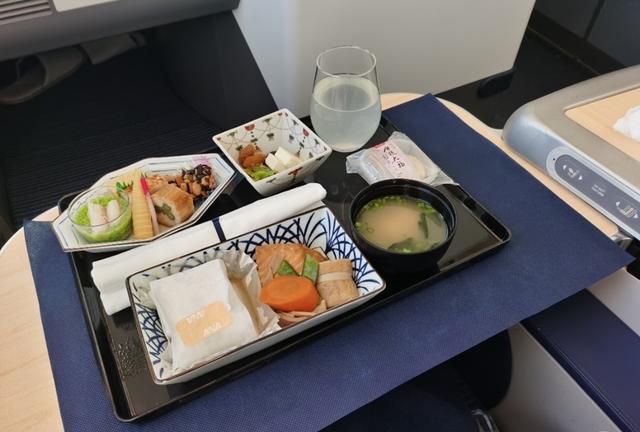 商务舱和头等舱差距有多大？以日本航司为例，飞机餐上就能看出来
