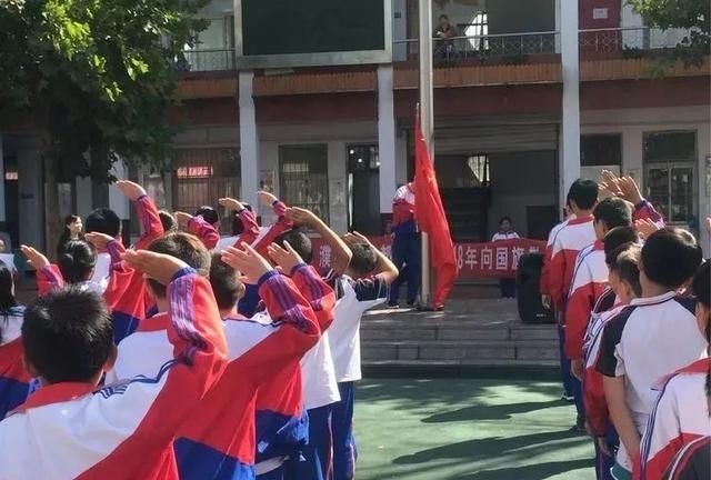 濮阳县开展2018年“传承红色基因，向国旗敬礼”教育活动