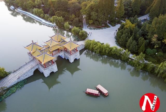 浙江和江苏各有一个西湖，最大的差别有两点，一般游客只知其一