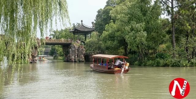 浙江和江苏各有一个西湖，最大的差别有两点，一般游客只知其一