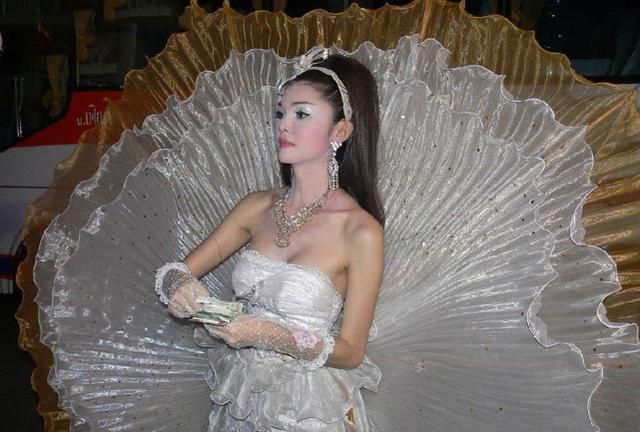 泰国人妖的成长之路，为了赚钱变性成女人，大多数活不过40岁！