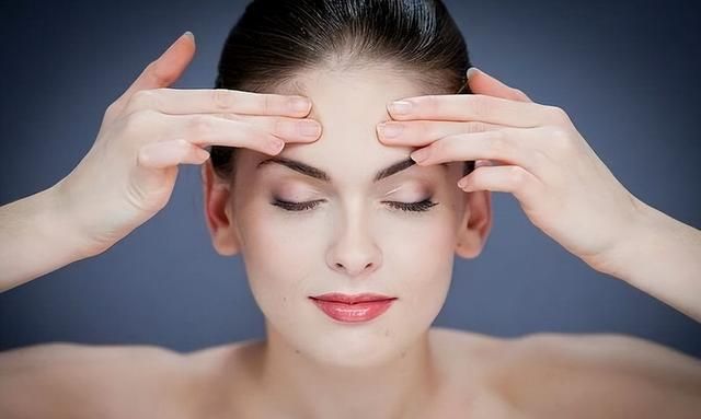 8种收紧眼部肌肤的方法