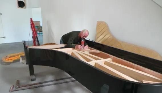 钢琴大部分是用木头做的，在中国为什么却叫做钢琴呢？