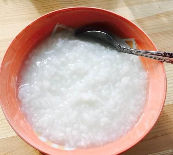 其实电饭煲也可以熬粥哦，但要注意米与水的比例