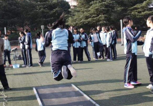 起跳技术是跳远教学的重点，也是跳远技术的关键环节