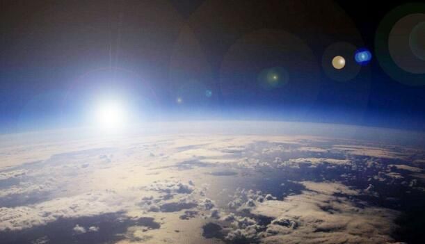 地球的大气层有多厚？科学家：月球都被包裹在地球的大气层之中
