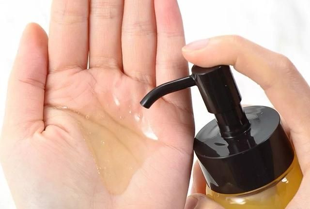 卸妆水VS卸妆油，哪个更好用？对皮肤的刺激更小？