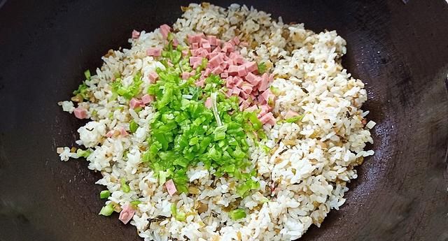 酸爽解腻的泡酸菜和剩米饭一起这么炒，出锅香气扑鼻，特别好吃