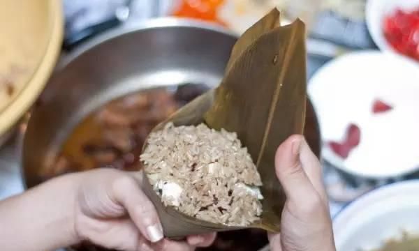 中国味道丨一分钟学会包粽子，亲手包给家人！