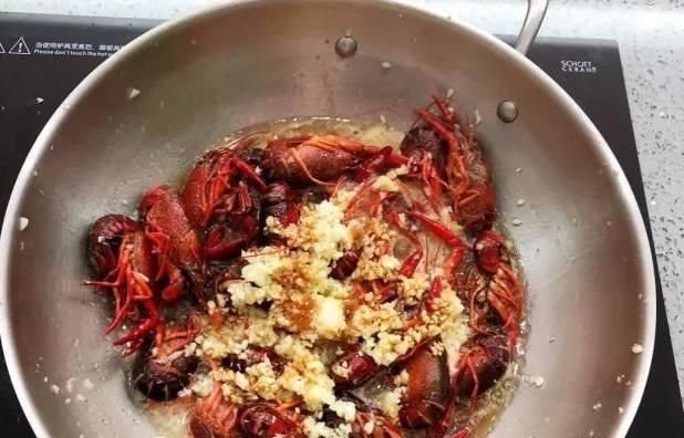 小龙虾这样炒，肉质鲜嫩，蒜香浓郁，做法简单，绝对是道下酒菜！