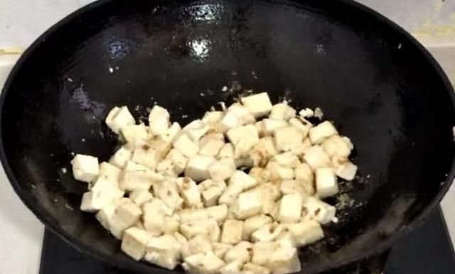 1根丝瓜1块豆腐，锅内炒一下，营养健康，不油腻，家常味浓