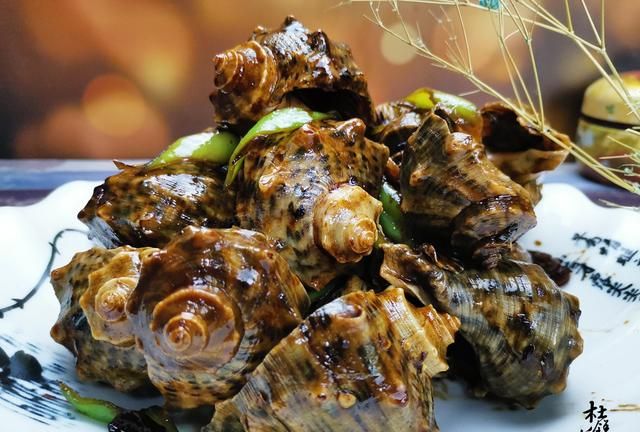 夏季不能错过的美味，大厨分享经典鲁菜酱爆海螺做法，酱香浓郁