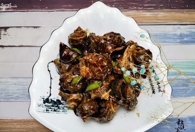 夏季不能错过的美味，大厨分享经典鲁菜酱爆海螺做法，酱香浓郁