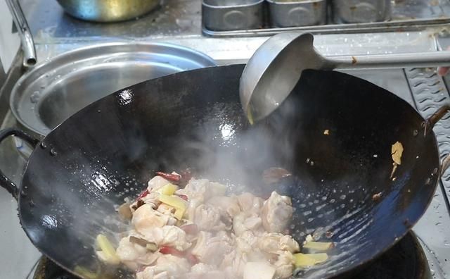 鸡肉这样炒更好吃，不腥不腻，肉质细嫩，做法简单又实用
