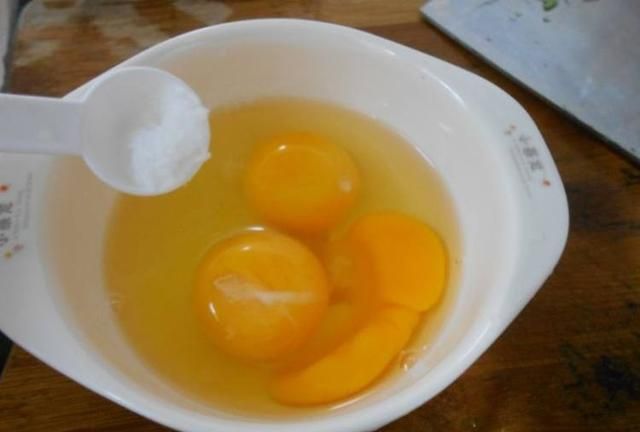 炒鸡蛋，千万记得加上这一勺，炒出来又软又嫩不发硬，贼好吃