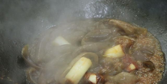 葱烧海参这样做才好吃，配上几朵大青菜，家常简单一点也不腥