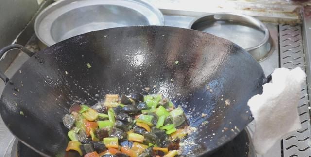 这才是“青椒炒皮蛋”最好吃的做法，香辣开胃又下饭，做法超简单