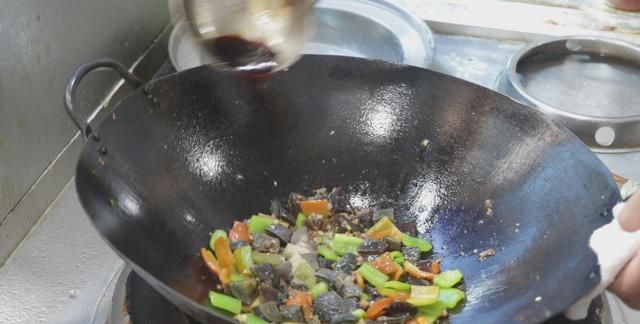 这才是“青椒炒皮蛋”最好吃的做法，香辣开胃又下饭，做法超简单