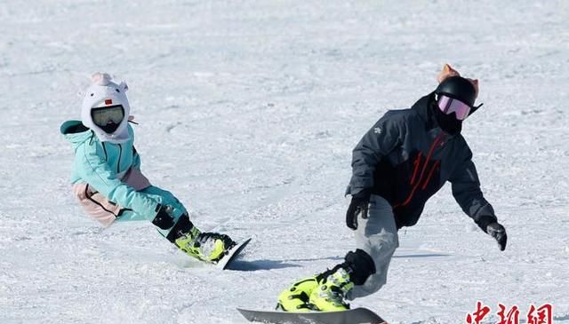 山西最大滑雪场开门迎客 古都大同迎来“冰雪热”