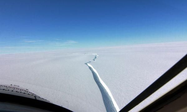 南极洲一座冰山脱落，面积接近英国伦敦