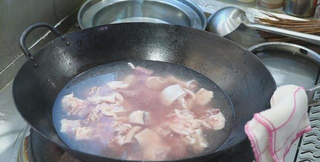 老鸭汤怎样炖才好喝？大厨教你家常做法，简单营养又美味，收藏了