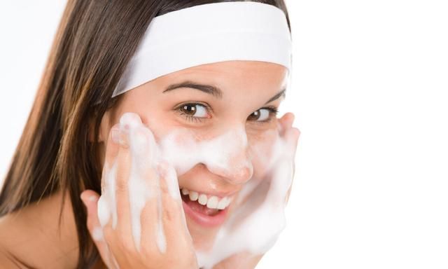 洗完脸的正确护肤步骤是什么(晚上洗脸后正确的护肤步骤)图3