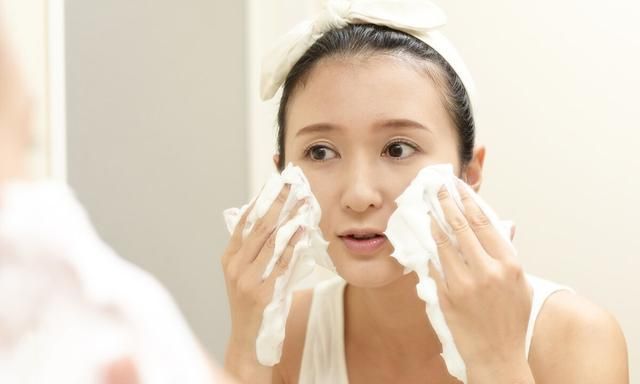 洗完脸的正确护肤步骤是什么(晚上洗脸后正确的护肤步骤)图5