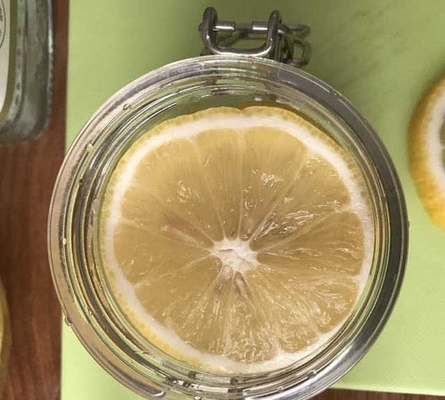 怎样做出好喝的柠檬水(如何自己做出好喝的蜂蜜柠檬水)图10