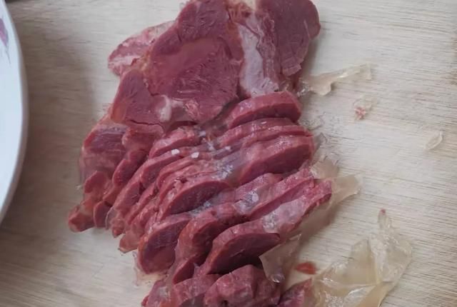 牛肉怎么切比较嫩,牛肉怎么切起来比较嫩图1