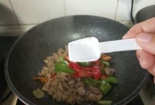 如何做出美味的青椒炒大肠(怎样做青椒炒大肠好吃)图17